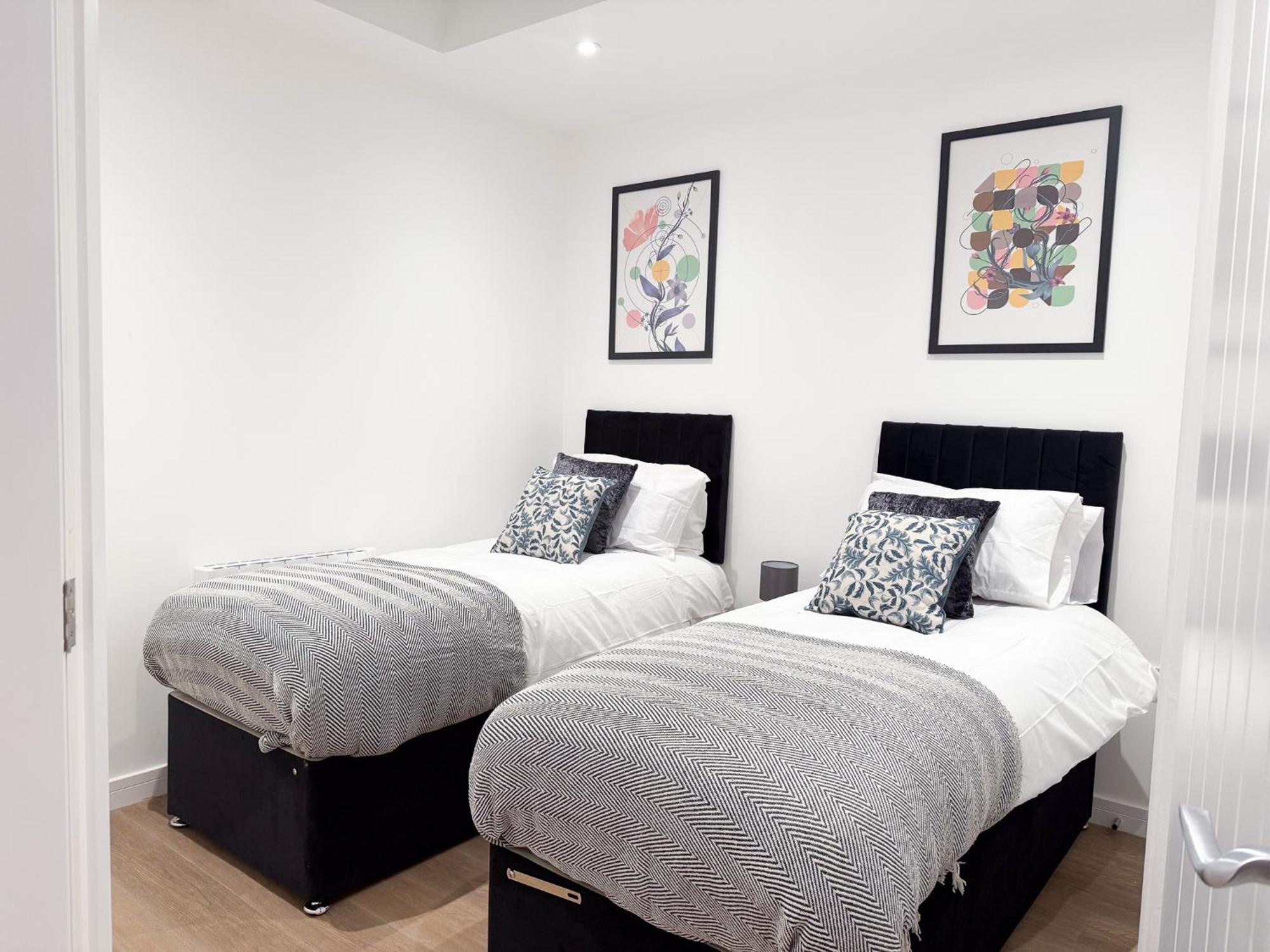 Spacious Modern 1 Bed Apartments In St Neots - Perfect For Contractors & Professionals - Free Parking - Wifi - Fully Equipped Kitchen - Smart Tv Ideal For Work Stays And Long Projects Eksteriør bilde