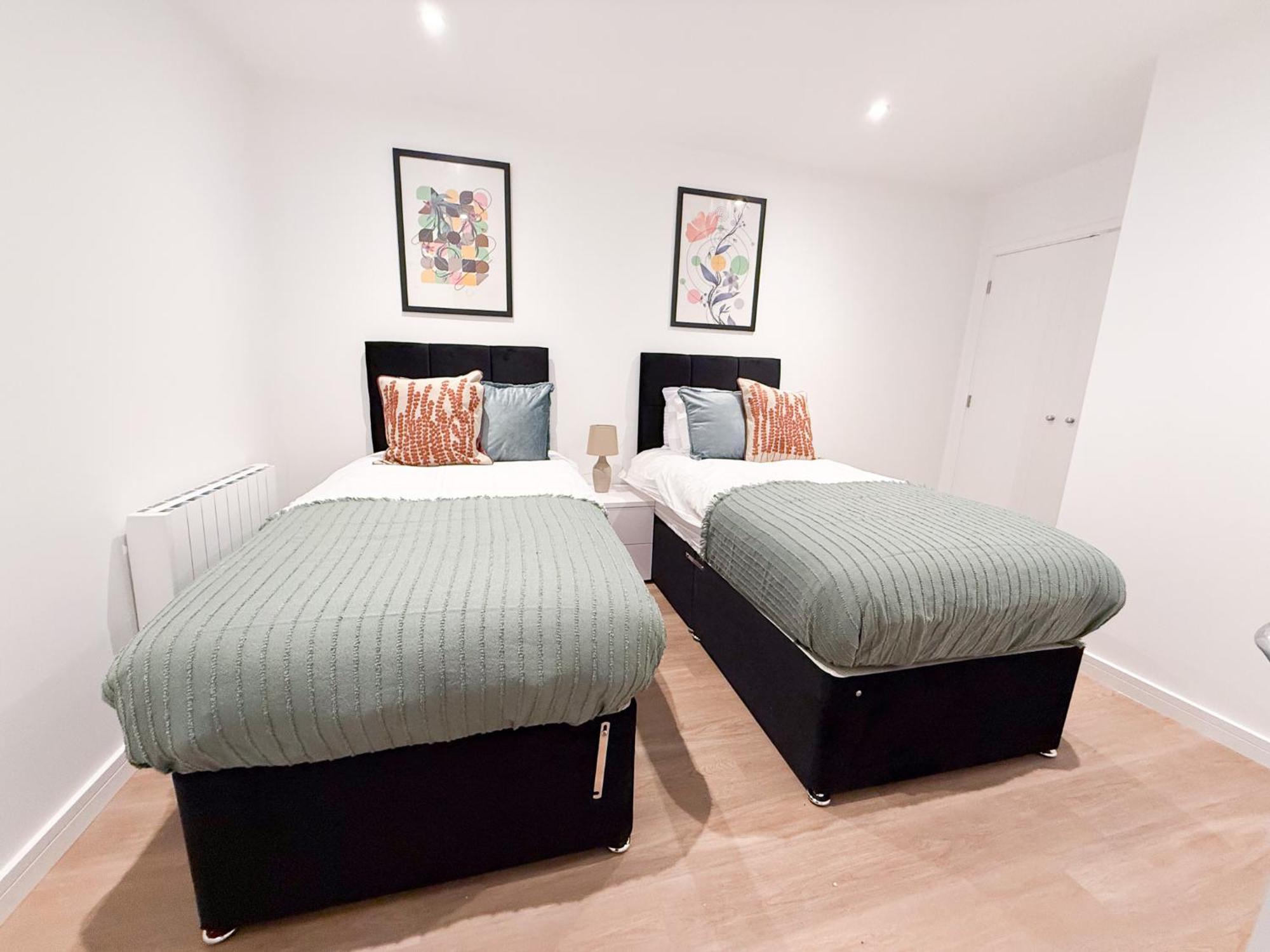 Spacious Modern 1 Bed Apartments In St Neots - Perfect For Contractors & Professionals - Free Parking - Wifi - Fully Equipped Kitchen - Smart Tv Ideal For Work Stays And Long Projects Eksteriør bilde