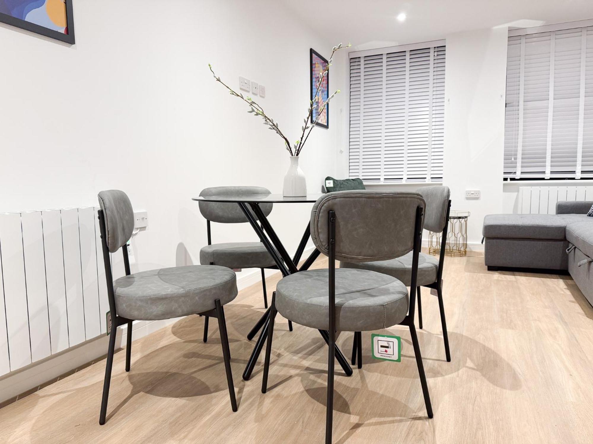 Spacious Modern 1 Bed Apartments In St Neots - Perfect For Contractors & Professionals - Free Parking - Wifi - Fully Equipped Kitchen - Smart Tv Ideal For Work Stays And Long Projects Eksteriør bilde