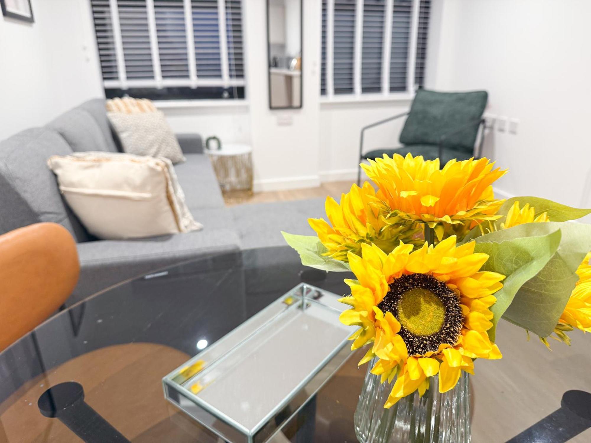 Spacious Modern 1 Bed Apartments In St Neots - Perfect For Contractors & Professionals - Free Parking - Wifi - Fully Equipped Kitchen - Smart Tv Ideal For Work Stays And Long Projects Eksteriør bilde